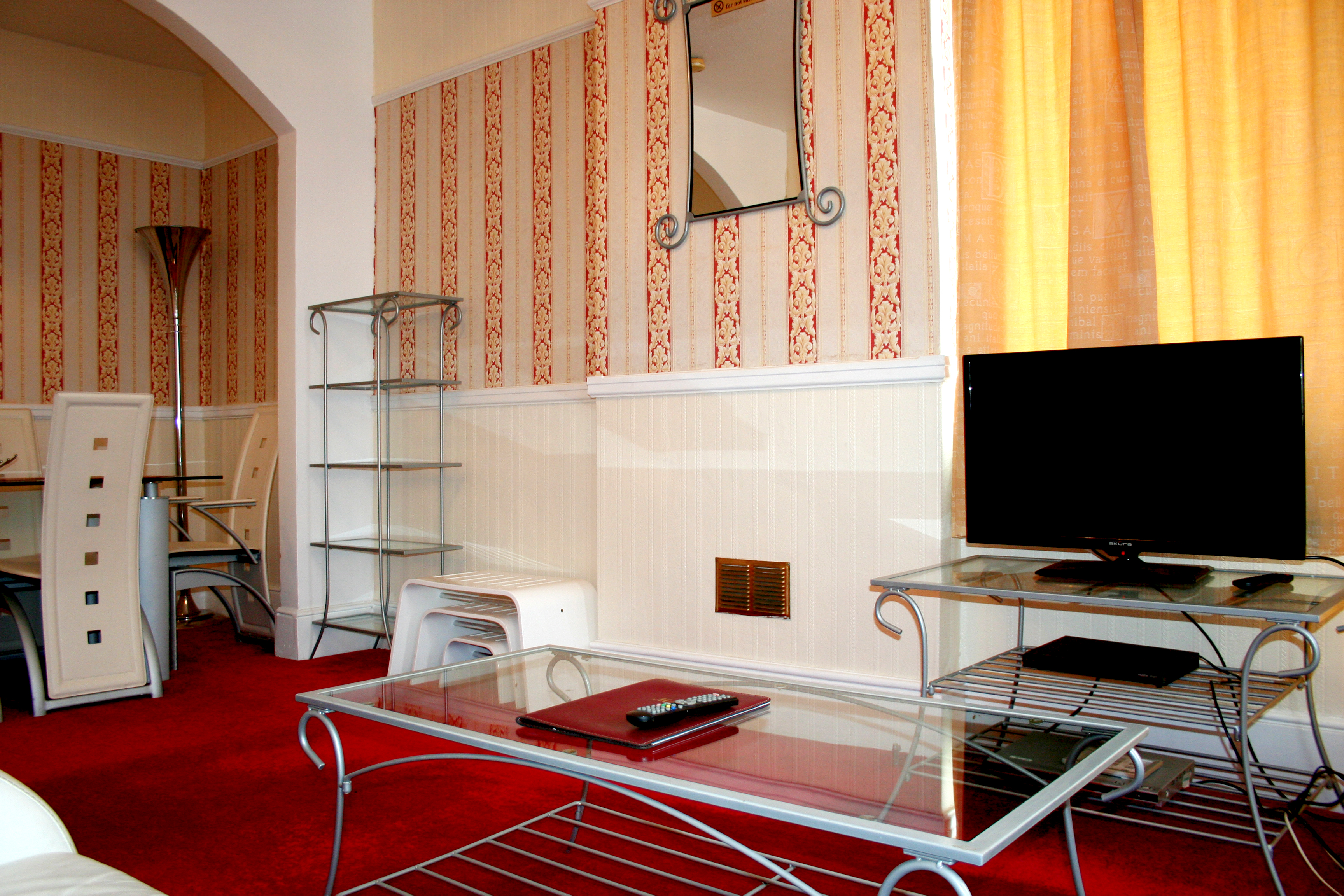 2-Bedroom Apartment - Breakfast & Parking