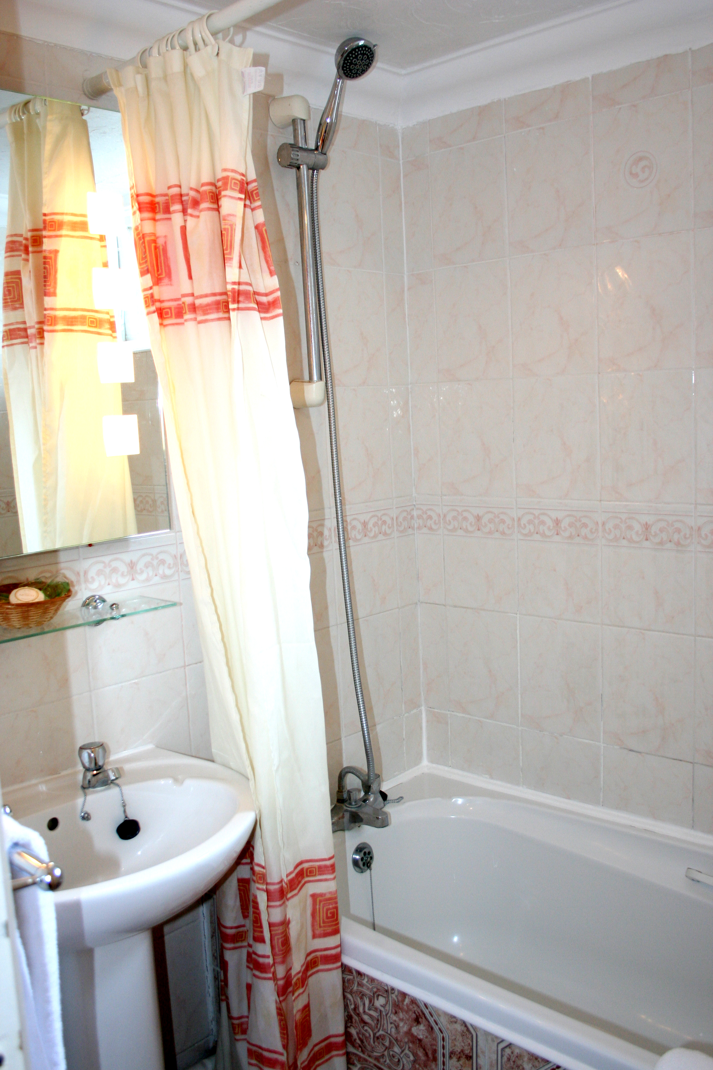 2-Bedroom Apartment - Breakfast & Parking