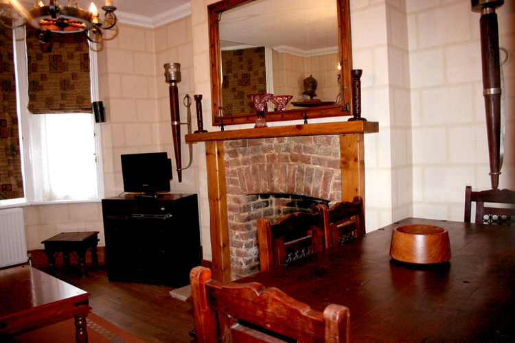 2-Bedroom Apartment - Breakfast & Parking