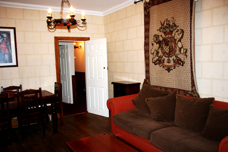 2-Bedroom Apartment - Breakfast & Parking